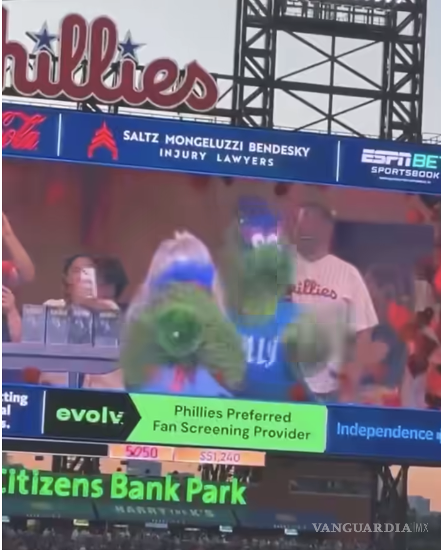 $!Mascotas del equipo de béisbol recreando el momento viral.