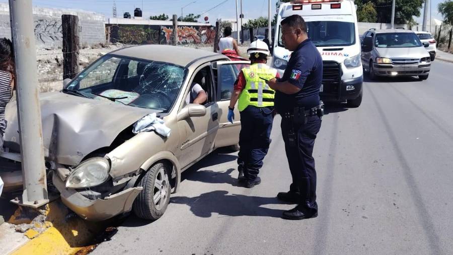 El auto presentó severos daños en su carrocería.