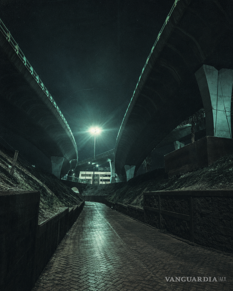 $!Bajo los puentes, el camino conserva su función, pero pierde algo de su humanidad. ¿Has caminado por ahí?, ¿por la noche?, ¿alguna vez viste a otra persona en ese paso a desnivel?, ¿le viste la cara?, ¿lo que se escucha es el rumirar las luminarias?, ¿o una voz casi descifrable?