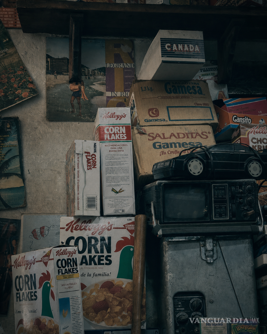 $!En algunos bazares, la nostalgia no se exhibe: se acumula. Cada caja parece venir de una casa que todavía no termina de irse.