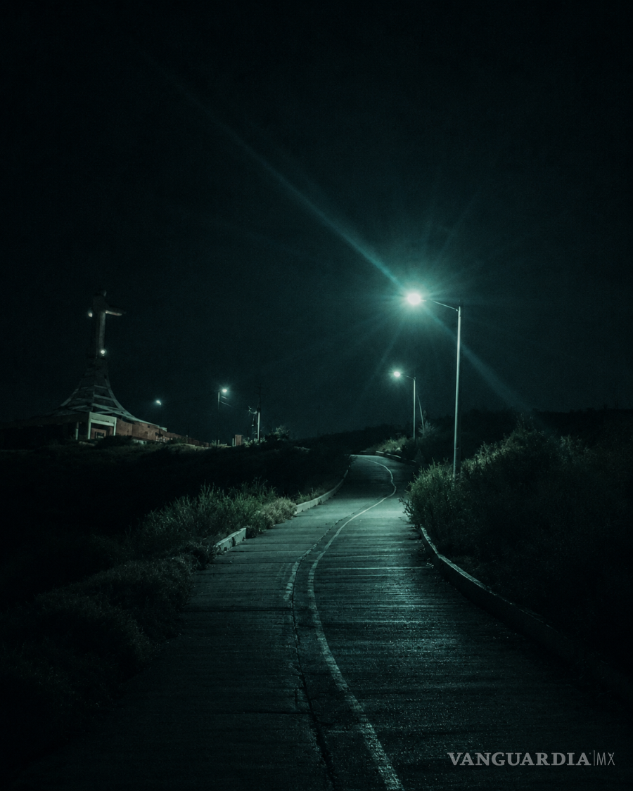 $!El camino al Cristo de las Galeras conserva la forma de una promesa, pero de noche parece conducir a otra clase de espera. De esas que uno puede suponer, ma´s contra su volumntad que por gusto.