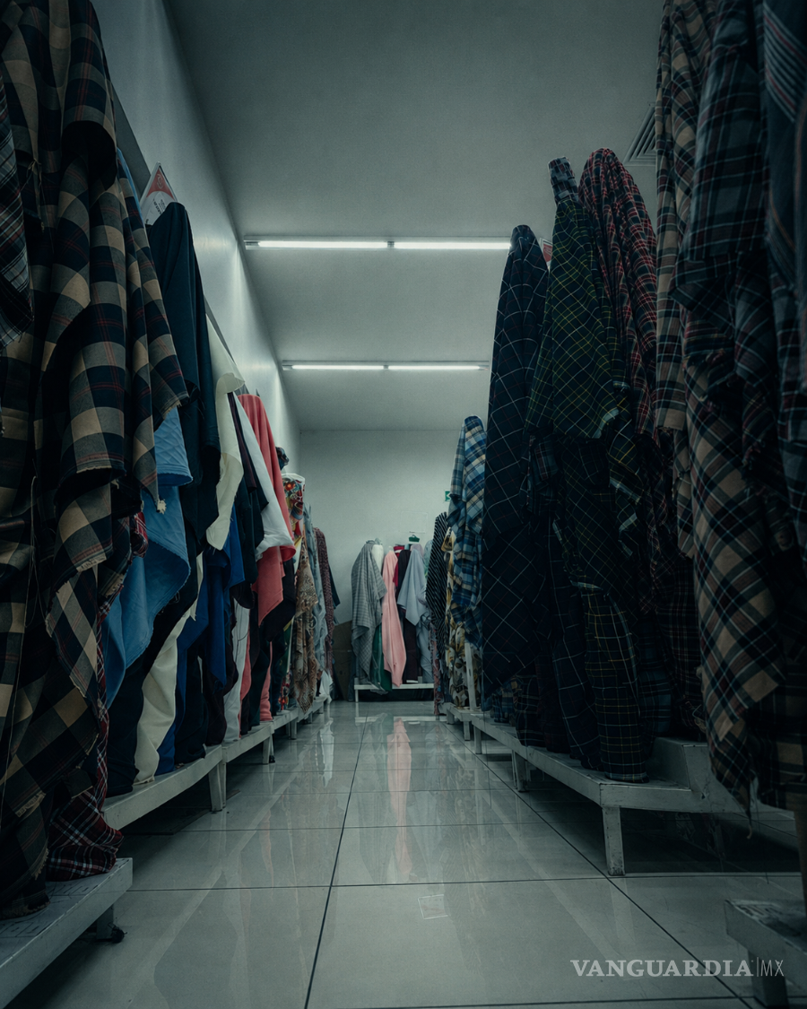 $!Antes de ser vestido, disfraz, cortina o mantel, la tela espera: enrollada, quieta, casi respirando. Si los arboles, dicen, mueren de pie, ¿quién garantiza que no se covioertan también en altos rollos de tela amontonados como gente en multitudes?
