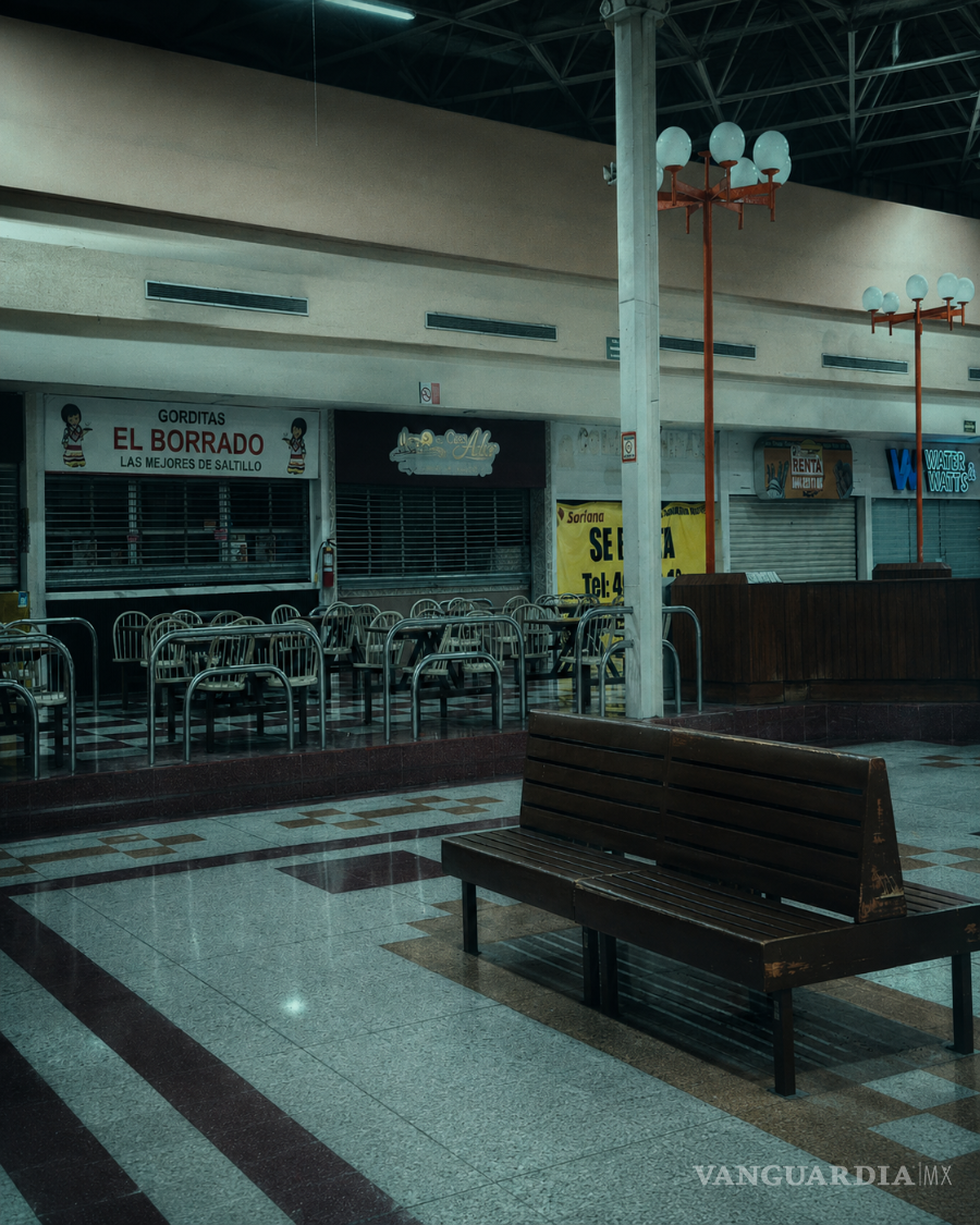 $!En Soriana San Isidro, la plaza no está abandonada del todo: conserva mesas, bancas y letreros, como si esperara que un domingo viejo regresara. Poco ha cambiado desde los 90’s. Pero no el casi cambio de siglo. Los inicios de la década. Si Blockbuster existira todavía, en al esquina de esos lcoales, sería un lugar verdaderamente perdido en el tiempo.