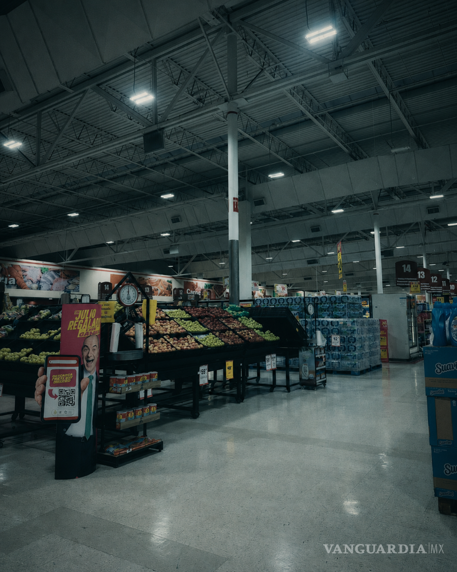 $!Incluso con fruta en los anaqueles y luces encendidas, un supermercado puede sentirse fuera de hora.