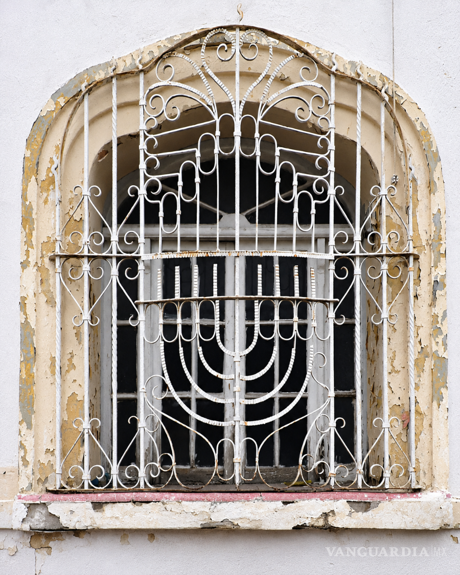 $!Representación de menorá de siete brazos en la herrería de una ventana en el Centro Histórico de Saltillo. Calle Comandante Leza. Diciembre de 2024