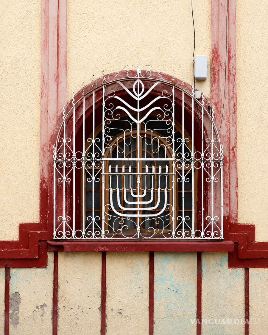$!Representación de menorá de nueve brazos o Janucá en la herrería de una ventana en el Centro Histórico de Saltillo. Calle Bravo. Enero 2025.