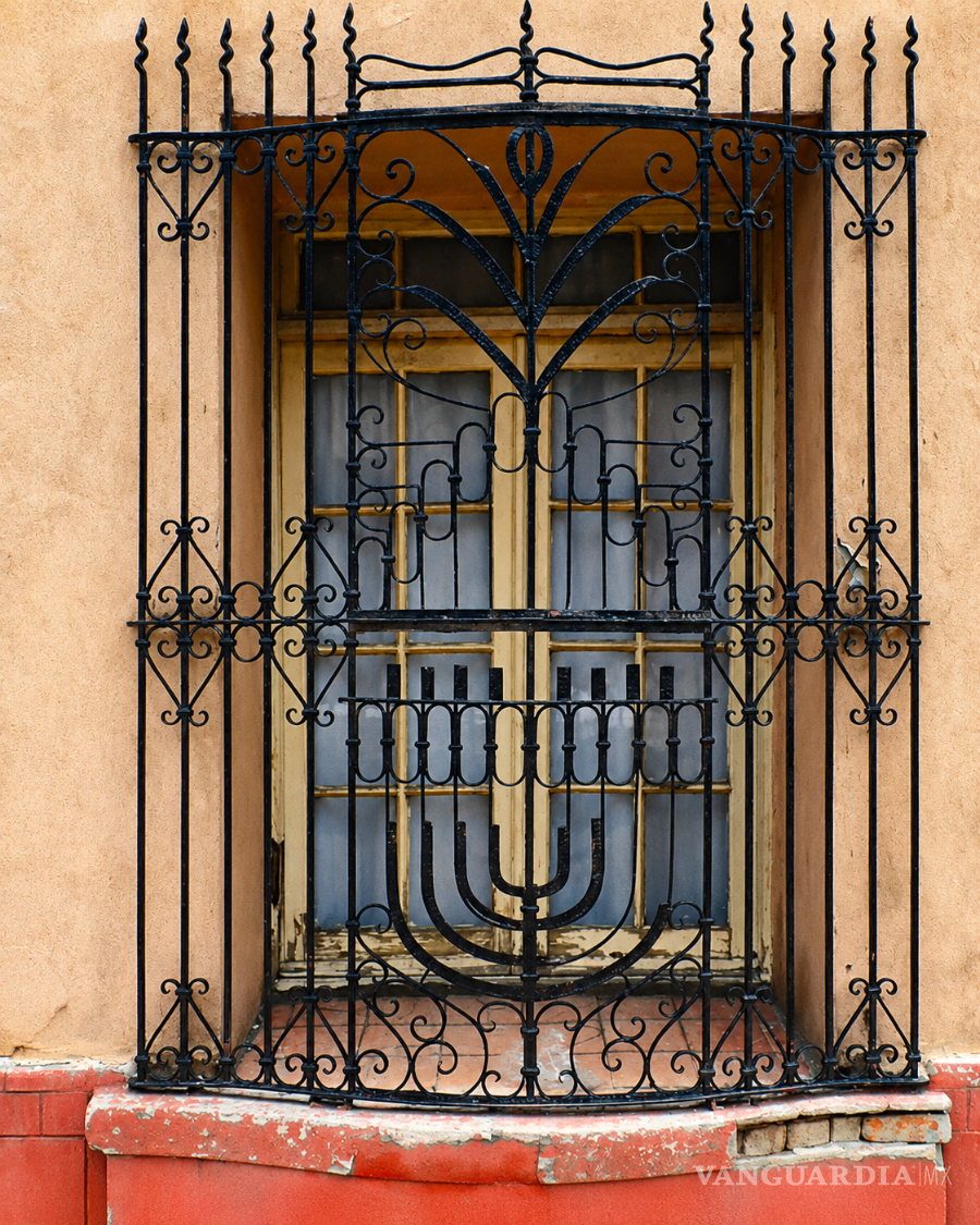 $!Representación de menorá de nueve brazos en la herrería de una ventana en el Centro Histórico de Saltillo. Calle Ramos.