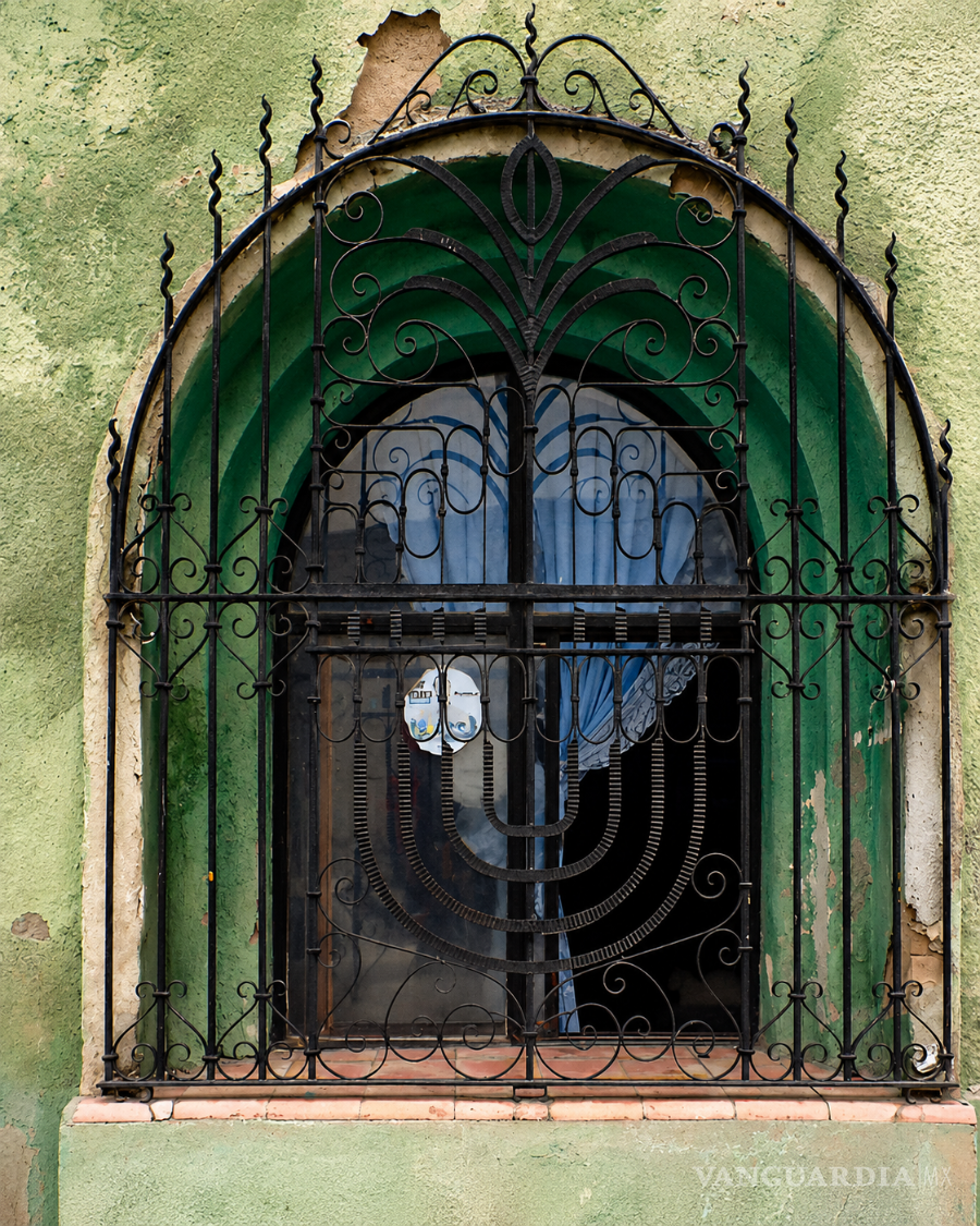 $!Representación de menorá de nueve brazos en la herrería de una ventana en el Centro Histórico de Saltillo. Calle Acuña. Marzo, 2004.