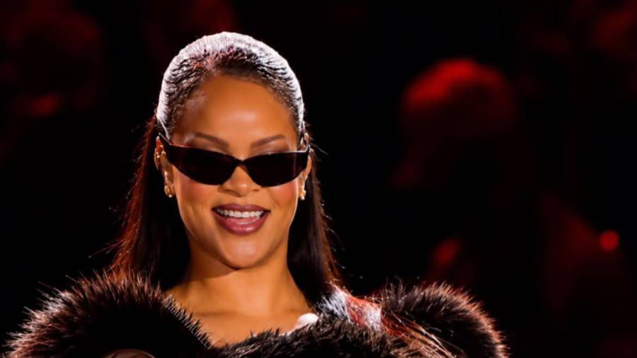 Estrella. La fundadora de Fenty Beauty confesó que extrañaba actuar en vivo y recibió una ovación durante su sorpresiva aparición en el Yankee Stadium.