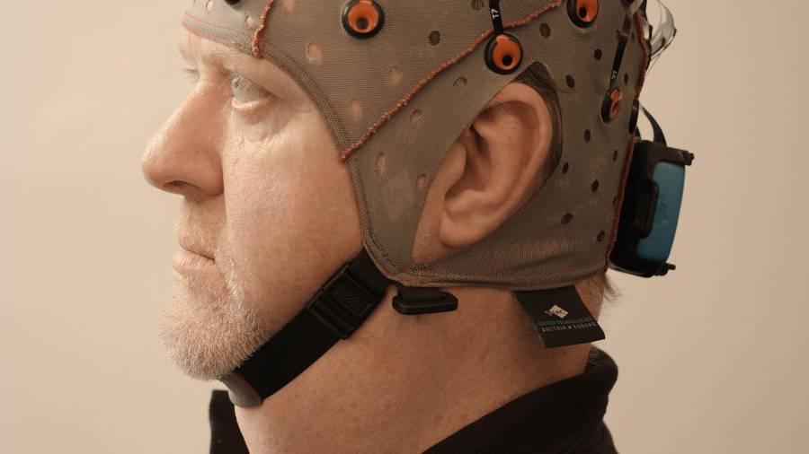 Una interfaz cerebro-computadora, que permite a los humanos controlar computadoras solo con la mente.