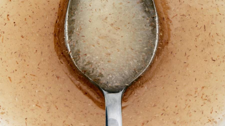 Al entrar en contacto con el agua, el psyllium forma una sustancia viscosa que ablanda las heces y ralentiza la digestión, lo que ayuda a evitar picos bruscos de azúcar en la sangre.