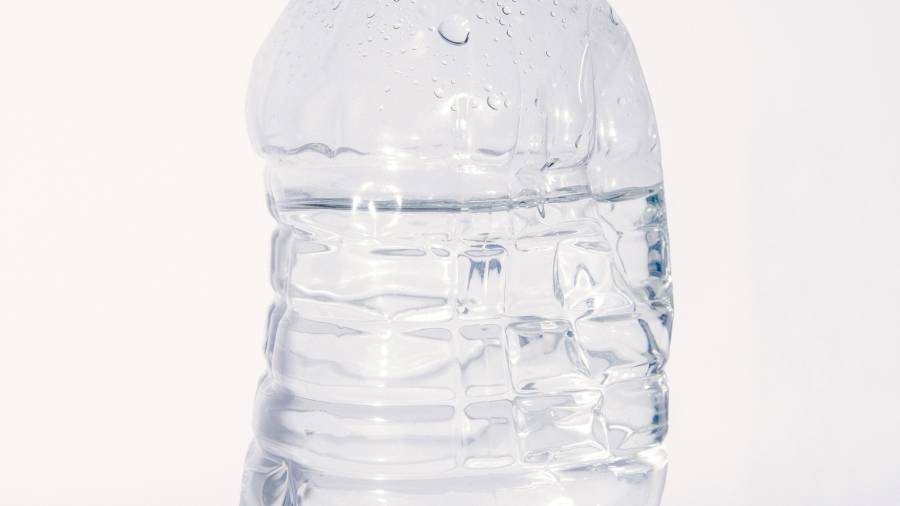 Una botella de agua de plástico de un solo uso en Nueva York, 17 de julio de 2025. Un nuevo documental de Netflix explora si eliminar el plástico puede mejorar nuestra salud. Pero dista mucho de ser un experimento perfecto.