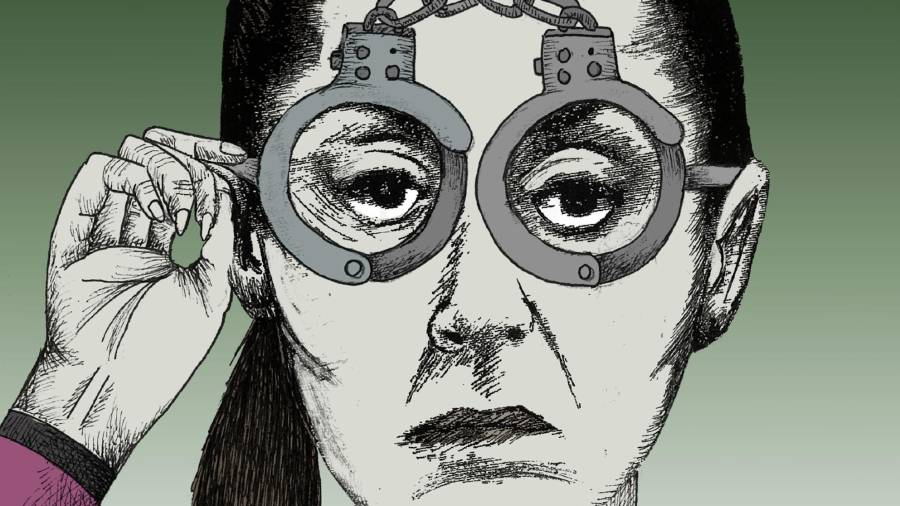 Presidenta, mirando a manifestantes