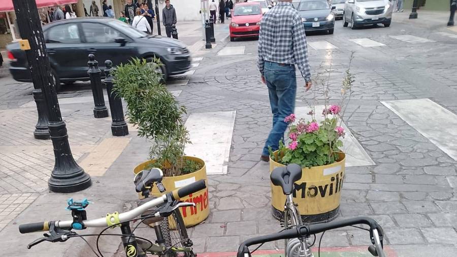 Integrantes del colectivo Transporte Digno Saltillo instalaron un biciestacionamiento en el cruce de Victoria y Acuña, en el Centro Histórico, como parte de sus acciones de urbanismo táctico.