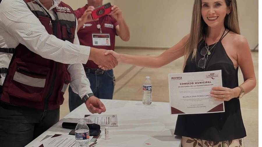 La juzgadora del Circuito 2 presumió en sus redes sociales su participación en el evento de toma de protesta partidista junto al dirigente estatal, David Mendoza.