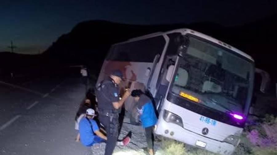 Cuerpos de emergencia evaluaron a los pasajeros del autobús tras la salida de la unidad de la carretera federal 30.