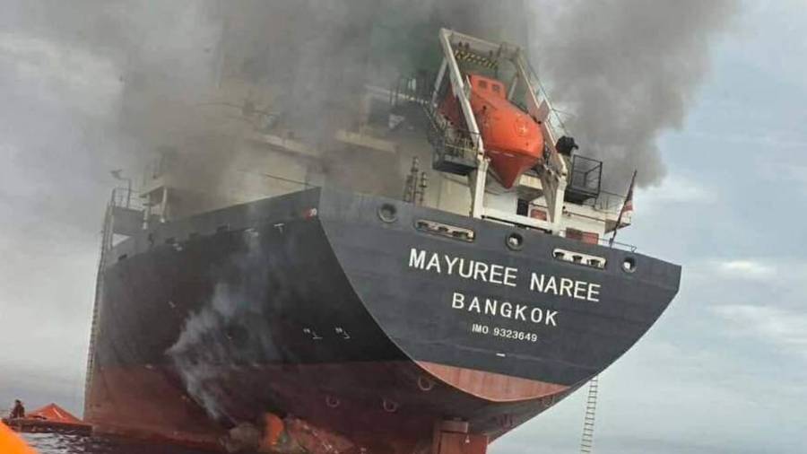 Esta imagen, difundida por la Marina Real Tailandesa, muestra el buque de carga tailandés Mayuree Naree, que fue alcanzado e incendiado en el estrecho de Ormuz el miércoles 11 de marzo de 2026.