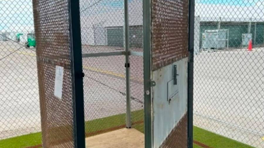 Esta imagen del 21 de enero de 2026 muestra un pequeño recinto metálico utilizado para albergar a detenidos en el centro de detención de inmigrantes conocido como Alcatraz de los Caimanes, en el condado de Collier.