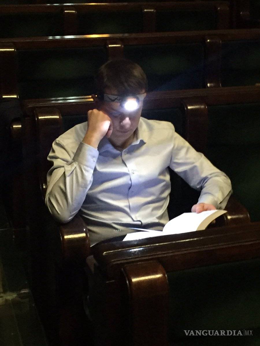 $!Oposición polaca ocupa Parlamento en protesta navideña