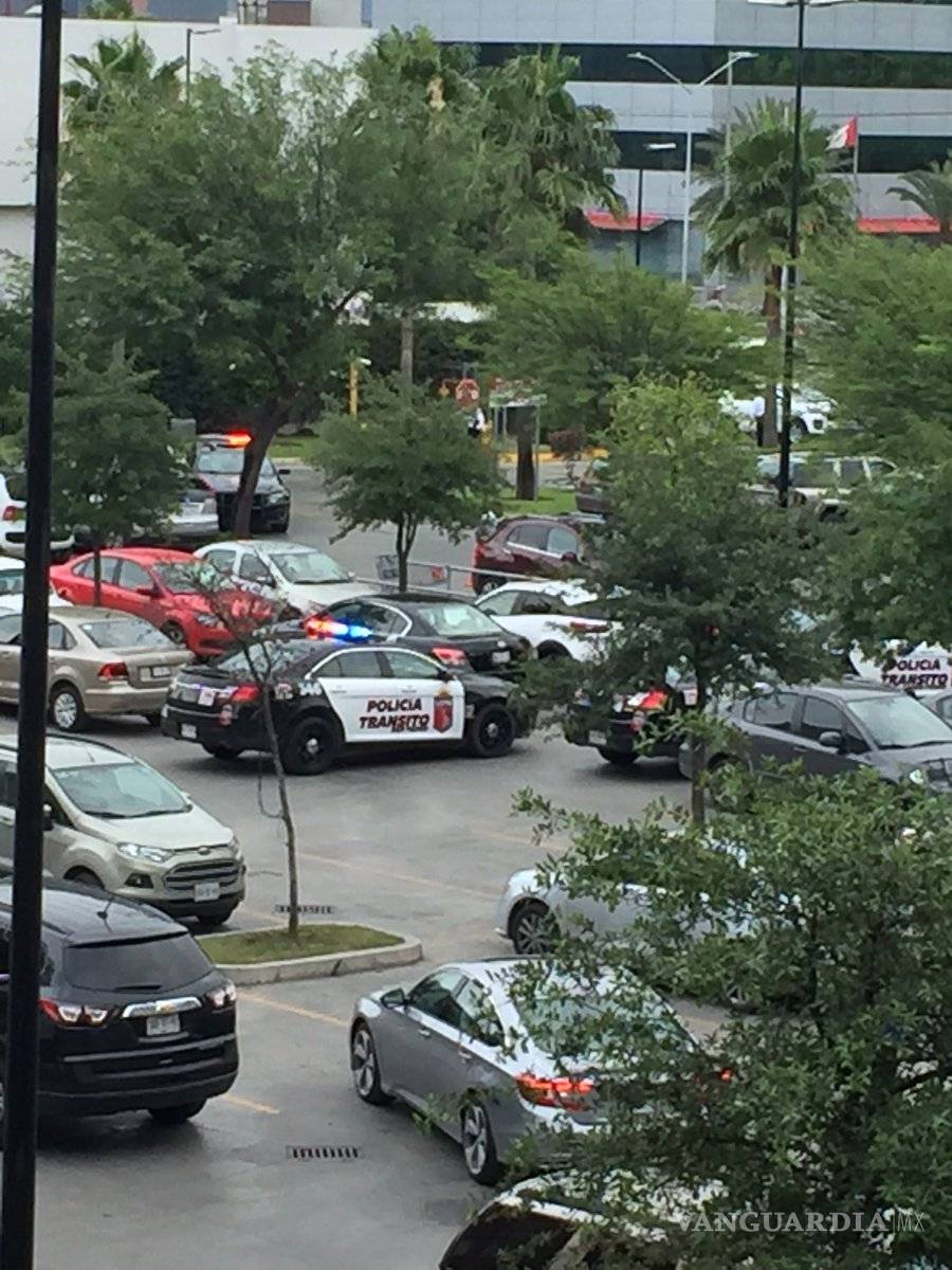 $!Ejecutan a uno en estacionamiento en San Pedro, Nuevo León
