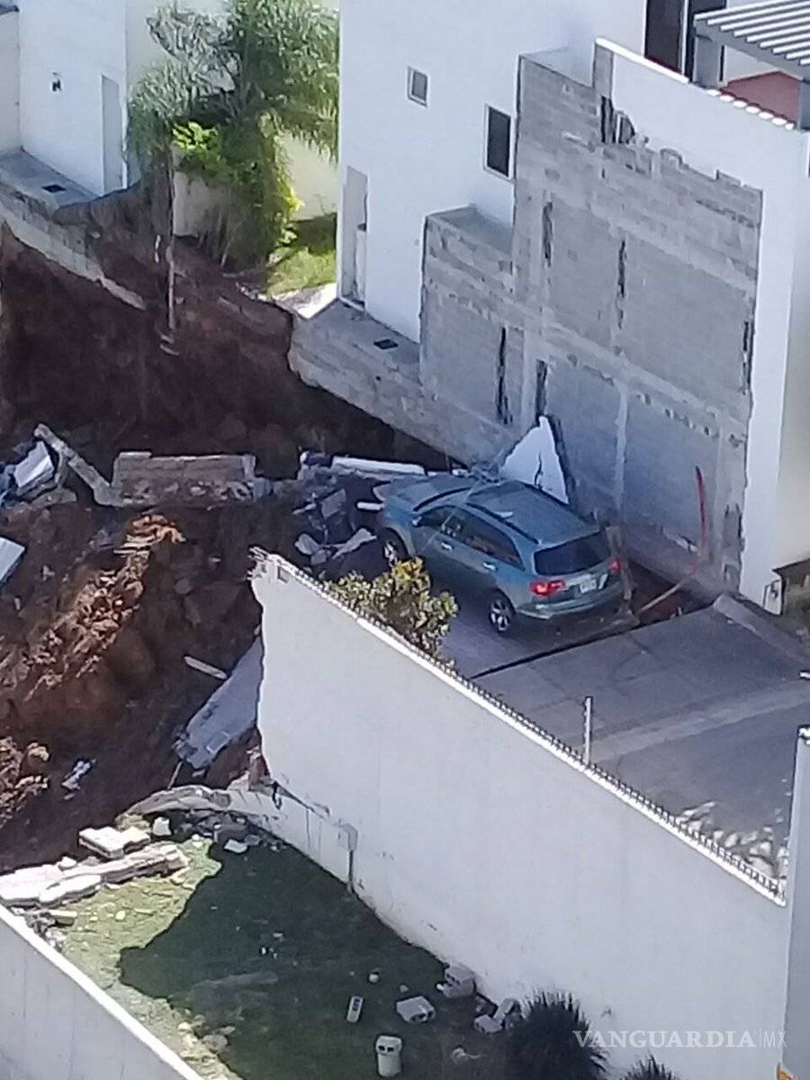 $!Derrumbe en casas de Monterrey deja una persona muerta, otra herida y una desaparecida