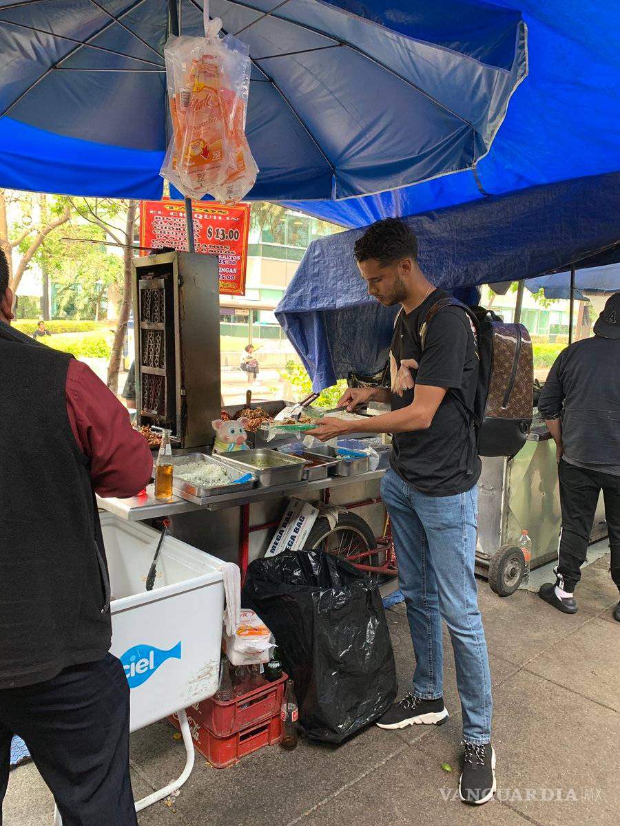 $!Diego Reyes le demuestra su amor a México comiéndose unos tacos callejeros