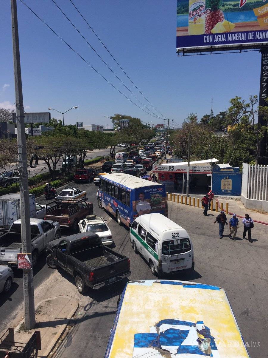 $!CNTE toma gasolineras y regala combustible en Chiapas