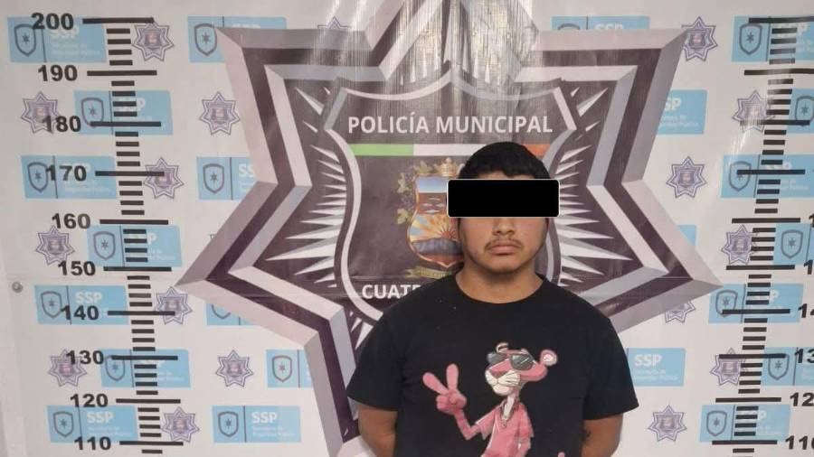 Elementos de la Policía Municipal trasladan al detenido tras asegurar varias dosis de drogas.