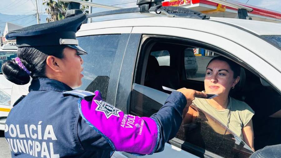 Elementos del Agrupamiento Violeta realizaron labores informativas en cruceros de Saltillo para orientar a mujeres sobre cómo detectar y denunciar situaciones de violencia.