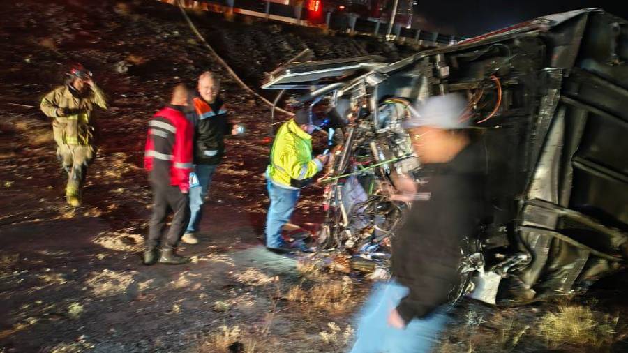 Elementos de emergencia liberan a José Armando Gallegos, prensado tras colisionar su unidad cargada de madera contra un tráiler de Barcel.