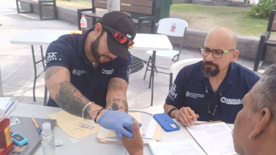 Este domingo se llevó a cabo una jornada de toma de muestras genéticas en la plaza principal de Monclova.