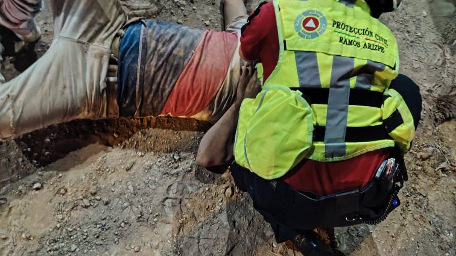 Paramédicos del Cuerpo de Bomberos de Ramos Arizpe brindaron atención prehospitalaria al repartidor, quien presentaba lesiones de gravedad tras impactar su cabeza contra el cordón cuneta del camellón central.