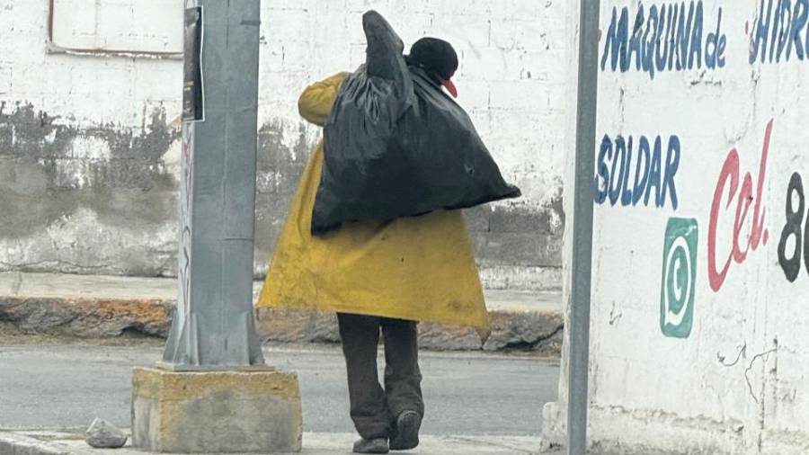 Personal de Protección Civil realiza recorridos para apoyar a familias vulnerables ante el frío.