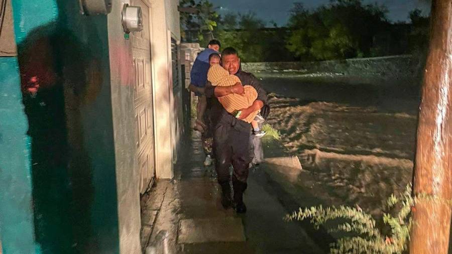 Elementos de auxilio trabajan en calles anegadas tras las lluvias registradas en la ciudad.