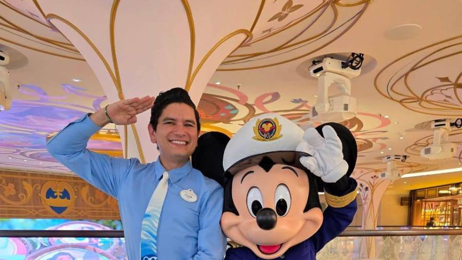 Regalo. César Alonso vivió la experiencia de participar en la apertura del primer crucero de Disney destinado al público asiático.