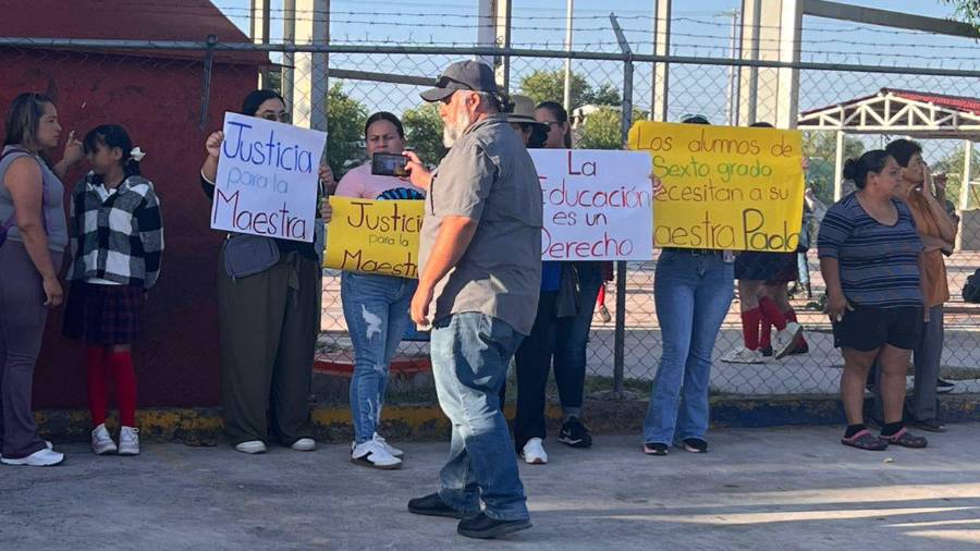 Esta semana, padres de familia realizaron una manifestación para pedir que sus hijos tengan clases, aunque tengan que impartirse a más de 100 metros del plantel.