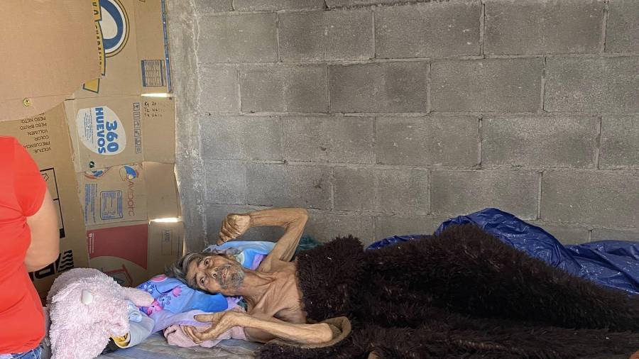 El espacio donde permanece el hombre muestra condiciones precarias, de acuerdo con las publicaciones compartidas.