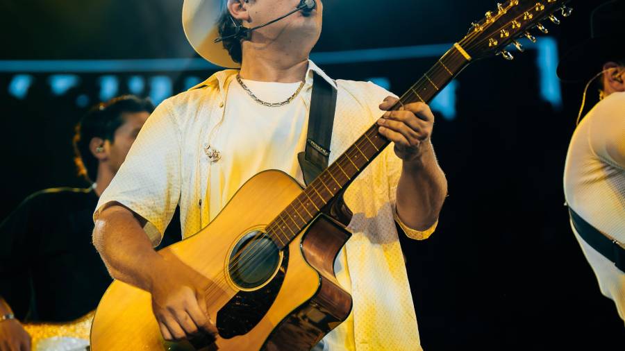 Baile. El cantante sinaloense prepara un recorrido por distintas ciudades de México antes de cerrar su gira en Veracruz en diciembre.