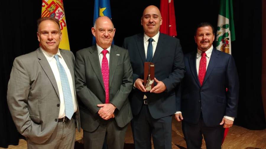 Carlos Kalionchis y Aníbal Soberón Rodríguez recibieron en Madrid la Escoba de Platino 2026 en representación del Gobierno Municipal de Saltillo.