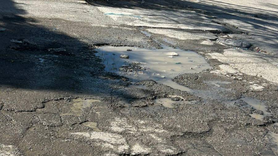 El bache se ubica en el cruce de Correo Mayor y Estampilla de la colonia Postal Cerritos.