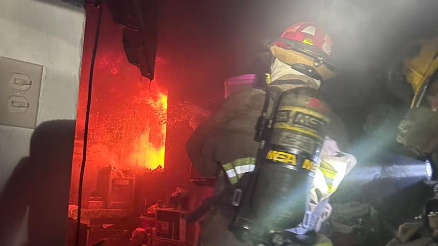 El fuego consumió parte del patio trasero, electrodomésticos y una sección de la estructura de la cocina, mientras bomberos realizaban maniobras especializadas para evitar que las llamas se propagaran a otras áreas de la vivienda.