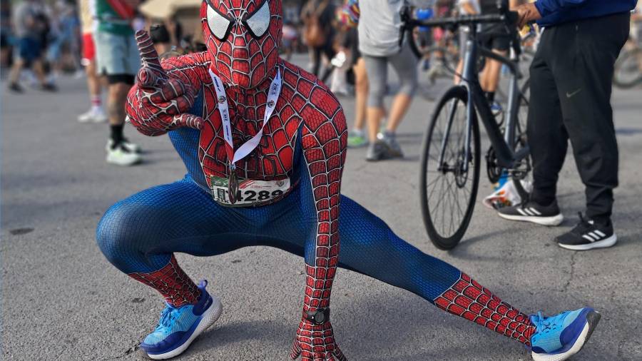 Rubén Torres recorrió los 21 kilómetros caracterizado como Spider-Man, una tradición que mantiene desde hace varios años para motivar a niños y corredores durante la competencia.