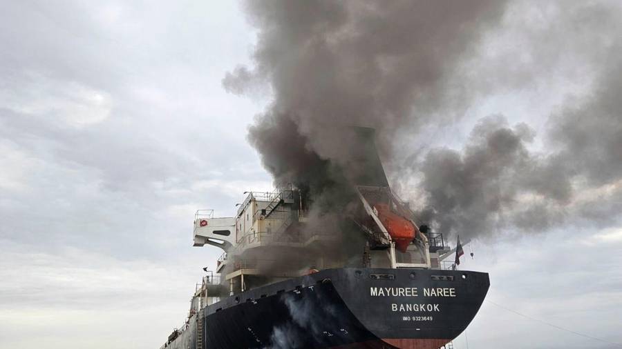 Humo emerge del Mayuree Naree, un buque granelero con bandera de Tailandia, tras ser impactado por un proyectil en el estrecho de Ormuz, al norte de Omán, el 11 de marzo de 2026.