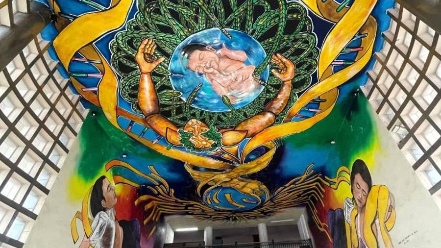 El mural “La medicina apoyo al génesis humano”, obra de Martínez de Valle, se mantiene como uno de los símbolos artísticos del Hospital Universitario de Saltillo.