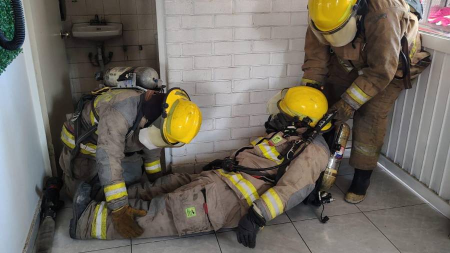 Elementos del Cuerpo de Bomberos realizaron prácticas de búsqueda y rescate en escenarios simulados.