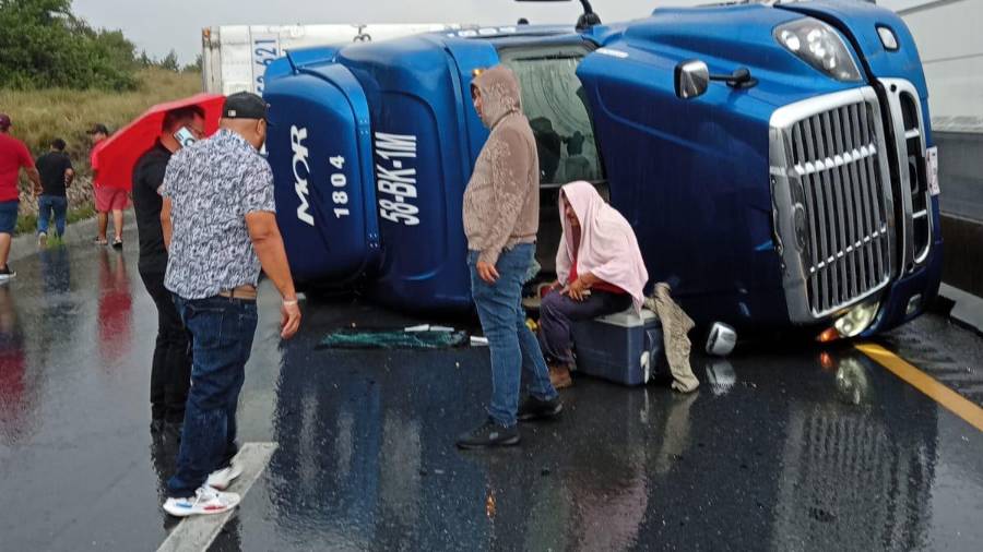 El accidente fue provocado por las lluvias y el pavimento mojado.