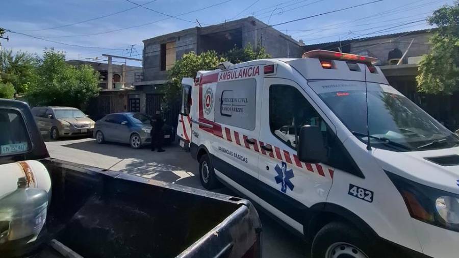 Paramédicos acudieron al lugar para auxiliar al herido.