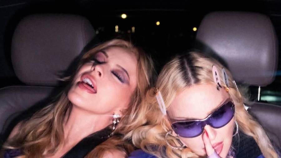 Aparición. Madonna y Kylie Minogue interpretaron por primera vez su colaboración durante el WorldPride de Ámsterdam, antes de su lanzamiento oficial.