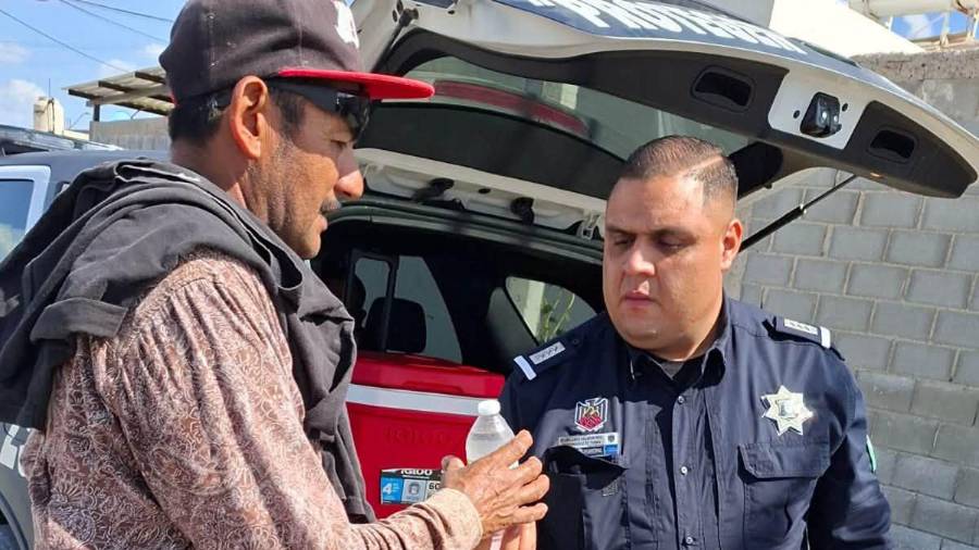 Elementos de Seguridad Pública entregaron agua a ciudadanos durante recorridos por Piedras Negras.