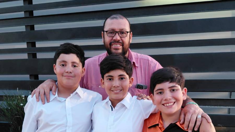 Para Alfonso, la paternidad se construye en los pequeños momentos cotidianos: una conversación, un abrazo o el tiempo compartido en familia.